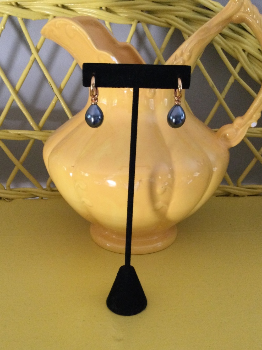 Vintage Metropolitan Museum of Art 1984 Gold Tone Grey Faux Pearl Earrings